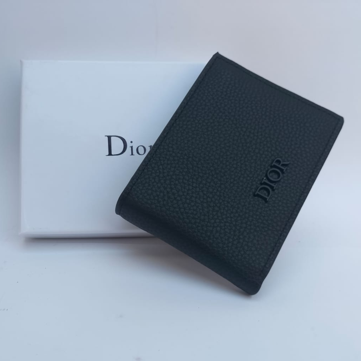 "Dior Black Luxury: Cartera de Elegancia Refinada" - Deus Ecom